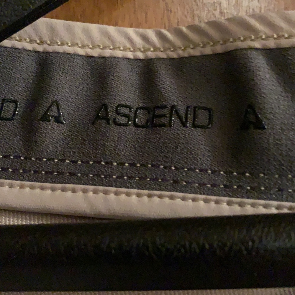 ASCEND Great hiking/Camping. Many pockets. Zip-VC - Picture 2 of 10